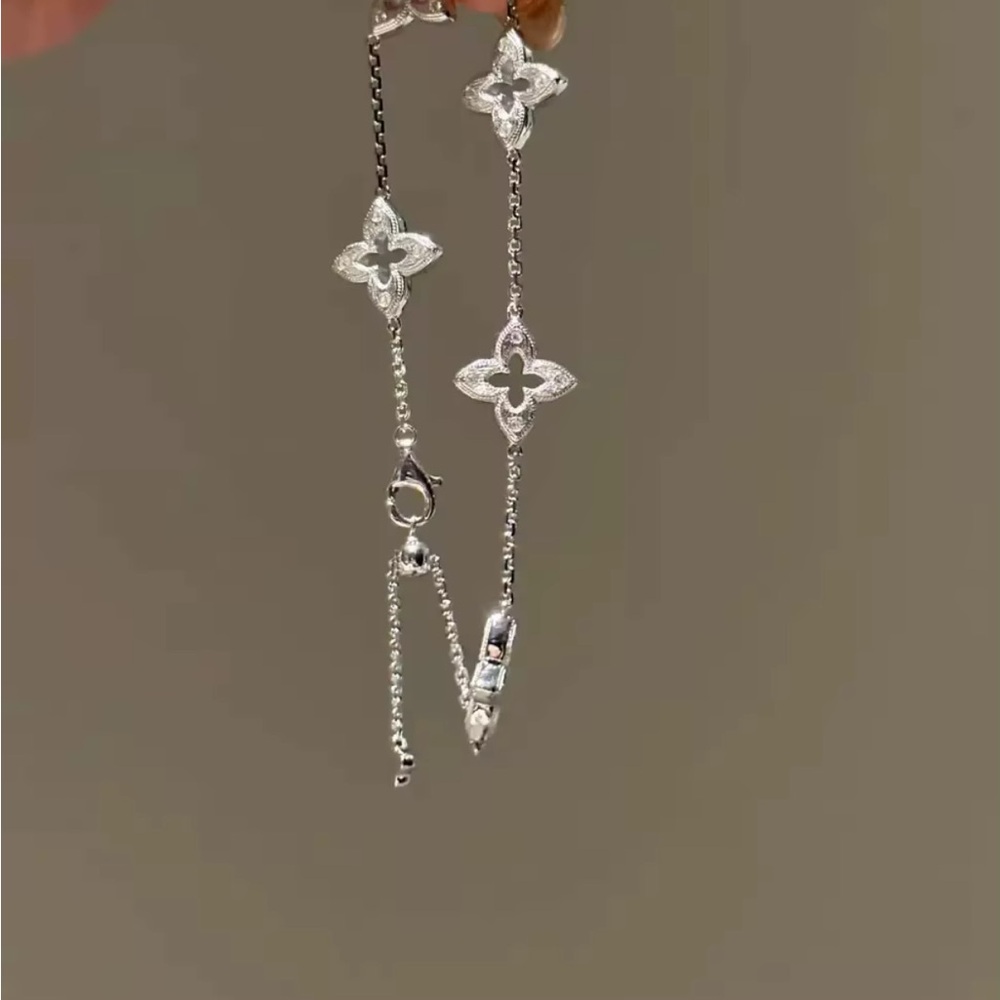 Elegant Silver Floral Pendant Necklace